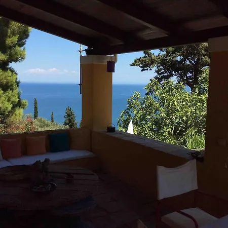 Akrotiri Stunning Views ザキントス